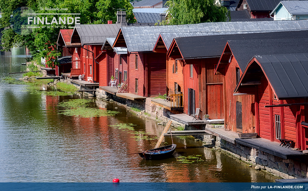 Maisons rouges sur le bord de la rivière de Porvoo