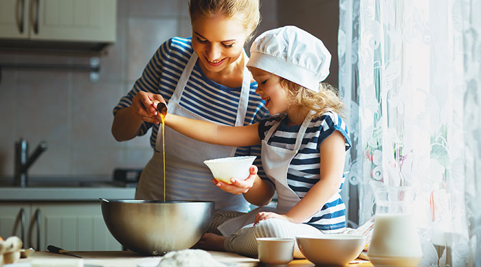 Femme et enfant dans la cuisine