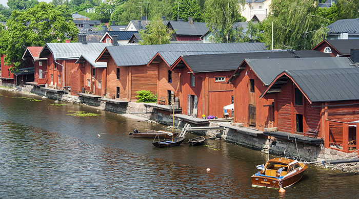 Maison rouge sur une rivière de la région Uusimaa