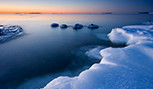 Plage glacée sur la côte d'Helsinki